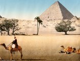 Tevegelő férfi a gízai nagy piramis előtt