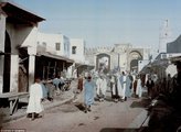 Kék és fehér ruhába öltözött férfiak Kairouan utcáin