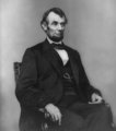 A rabszolgákat felszabadító Abraham Lincoln a függetlenséget kivívó George Washingtont és a II. világháború idején elnöklő Franklin D. Rooseveltet utasította maga mögé