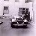 Hermann Göring igyekszik magát betuszkolni egy kocsiba