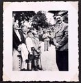 Mosolygó Hitler gyermekkoszorúval a Berghofnál