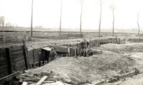Német lövészárok a belgiumi Keyem település közelében. Ma 590 első világháborús katona fekszik a temetőjében, 394-et a mai napig nem sikerült azonosítani.