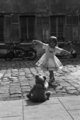 Egy leány táncol plüssmedvéje előtt az 1961-es Párizsban