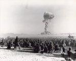 Amerikai katonák figyelnek egy kísérleti atomrobbantást a nevadai sivatagban