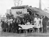 Ezüstlakodalmat ünnepel a fernheimi kolónia alapítói közé tartozó Neufeld család 1930-ban