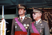 Az idős Franco tábornok a későbbi János Károly spanyol király társaságában