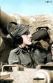 Harckocsizó iszik egy Párduc tankban, valahol Firenze és Ravenna között 1944 márciusában.