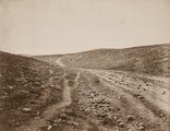 Egyik leghíresebb felvétele a krími háborúból, A halál árnyékának völgye, az út, amely Szevasztopolba vezetett