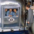 Richard Nixon amerikai elnök köszönti a még karanténban lévő, visszatérő űrhajósokat