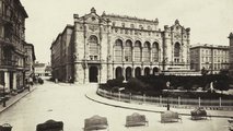 Vigadó tér, a Vigadó és előtte a Hangli kioszk. A felvétel 1877 körül készült. <br /><i>ortepan / Budapest Főváros Levéltára. Levéltári jelzet: HU.BFL.XV.19.d.1.05.086</i>