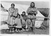 Eszkimó család a kanadai Mackenzie folyó mellett