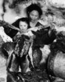 Egy inuit anya öltözteti gyermekét