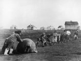 Egy alaszkai falu lakói egy levadászott rozmárral (1930 körül)
