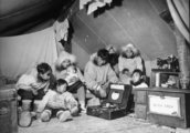 Egy eszkimócsalád a sátrában csodálkozik rá a modern technika vívmányaira, egy gramofonra, egy varrógépre és egy kályhára (1937. október)