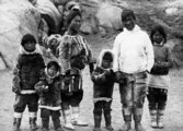 Grönlandi pár a gyermekeikkel