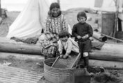 Eszkimó gyermekek segítenek édesanyjuknak mosni Alaszkában (1920 körül)