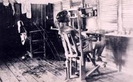 Brit hadifogoly egy kínzásra használt székben