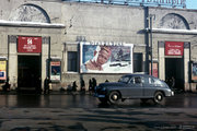 Az 1953-as Fények a folyón című, 1955-ben Magyarországon is bemutatott szovjet film plakátja egy Moszkva központjában található mozi falán