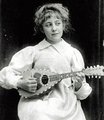 Agatha Christie gyermekkorában egy mandolinnal