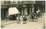 Mackensen tábornok vezérkarával sétalovagol Bukarestben