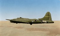 Egy Boeing B-17F-5-BO típusú repülőgép, amely egy német vadászrepülővel vívott harc során csaknem elvesztette a farkát, ennek ellenére biztonságosan hazatért a légibázisra