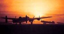 Egy Avro Lancaster nehézbombázó repülőgép a lemenő nap fényében. Az Avro cég által gyártott gépet a Brit Királyi Légierő számos németországi, többek között Köln 1942. májusi bombázása során is használta