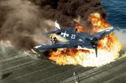 Az amerikai F6F Hellcat pilótája menekül az égő vadászrepülőgépből, miután a USS Lexington repülőgéphordozón balul sikerült a leszállás 1945-ben. A világháború folyamán 12275 Hellcat készült, és a becslések szerint több mint ötezer ellenséges repülőt semmisítettek meg velük.