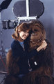 A Leia hercegnőt játszó Carrie Fisher Csubakka, vagyis Peter Mayhew ölében a hatodik rész, A jedi visszatér forgatásán