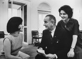 Lyndon Johnson lányaival, Lucyval és Lyndával, 1964