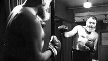 Boxkesztyűvel a tükör előtt, 1944