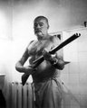 Pózolás puskával a fürdőszobában Hemingway kubai birtokán, a Finca Vigián, 1950