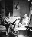 Cliff Coffin a Vogue magazin számára készített fotója Ernest Hemingwayről és Jean Patchettről, 1950