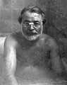 Ernest Hemingway a fürdőkádban, 1950 körül