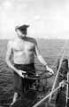 Hemingway kapitány hajója, a Pilar kormányánál, háttérben Havanna látképe, 1950