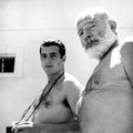 Antonio Ordonez és Ernest Hemingway a spanyolországi La Consula medencéjénél, 1959