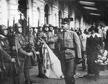 IV. Károly a győri vasútállomáson a második visszatérési kísérlet idején