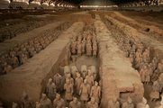 Több ezer agyagkatona áll őrt Kína első császára, Csin Si Huang-ti sírjánál. A 20. század egyik legnagyobb felfedezésére 1974-ben került sor, ám a katonák még ma is számos titkot őriznek a mélyben.