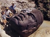 A régészek a mexikói La Velta közelében egy hatalmas olmék kőfejet tanulmányoznak 1947-ben