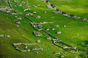 A skóciai Shetland-szigetek déli részén található Jarlshof madártávlatból. A terület számos munkát ad a régészeknek, ugyanis a bronzkortól kezdve a vikingek idején át a 16. századig bezárólag számos leletet feltártak már a parányi szigetcsoporton.