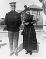 Dwight D. Eisenhower és 18 éves menyasszonya, Geneva Doud a kamera előtt mosolyognak 1915 egyik novemberének reggelén, mindössze egy hónappal első találkozásukat követően