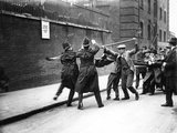 Munkanélküliség ellen tüntető kommunisták csapnak össze rendőrökkel a londoni Tower Hillen, 1930.