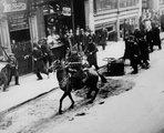 Zavargást kirobbantani akaró kommunistákat oszlat a rendőrség Londonban, 1930.