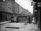 Rendőrök távolítanak el egy barikádként használt teherautót a Cable Street környéki kommunista-fasiszta összecsapások alatt, 1936.