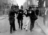 Rendőrök letartóztatnak egy demonstrátort a Cable Street környéki kommunista-fasiszta összecsapások alatt, 1936.