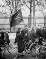 Zászlót lengető nő egy londoni kommunista tüntetésen, 1928.
