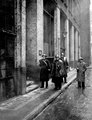 Rendőrök állnak őrt a CPGB pártlapja, a The Daily Worker szerkesztősége előtt a kelet-londoni Cayton Streeten, a lap belügyminiszteri rendelettel történő betiltását követően, 1941.