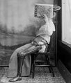 Az asszony annyira szégyellte műlábát, hogy nem is merte arccal vállalni a fotózást (1890-es évek)