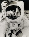 Buzz Aldrin Neil Armstrong fényképen a Hold felszínén állva