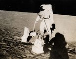 Az Apollo-12 egyik asztronautája munka közben a Holdon