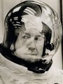 Jim Lovell, az Apollo-13 parancsnoka, akihez az egyébként rendre helytelenül idézett aranyköpés (Houston, van egy kis gondunk) kapcsolódik (Lovell valójában a követkzőt mondta: Houston, volt egy problémánk!)
